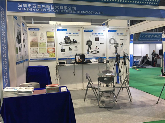 法蘭克福汽配展亞泰光電展臺(tái)前展示的工業(yè)內(nèi)窺鏡、視頻內(nèi)窺鏡等產(chǎn)品