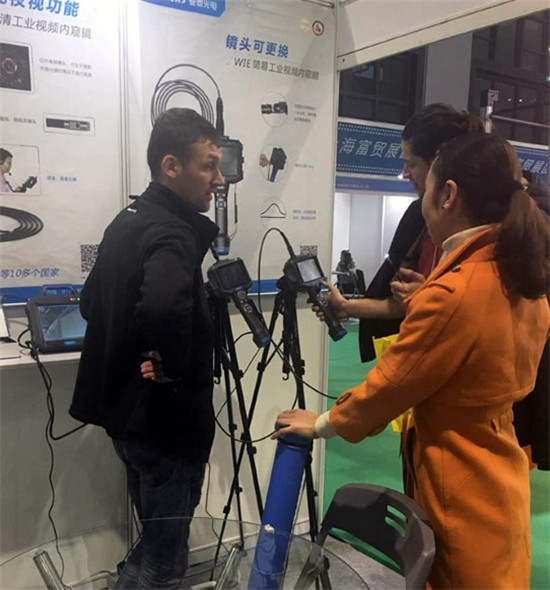 亞泰光電銷售工程師在給現(xiàn)場(chǎng)觀眾講解工業(yè)內(nèi)窺鏡、激光轉(zhuǎn)速表等產(chǎn)品情況