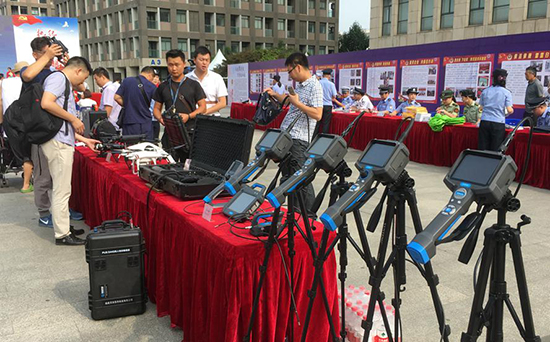 亞泰光電展臺(tái)前展示的自主研發(fā)的工業(yè)內(nèi)窺鏡產(chǎn)品