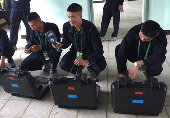 安保人員現場正在調試設備（MIE系列視頻內窺鏡）