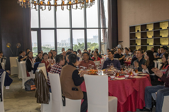 深圳隱秀山居一樓會議廳，2019年亞泰光電迎春企業年會現志