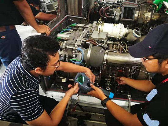 經銷商演示我們的M-ADV 2.8mm工業內窺鏡