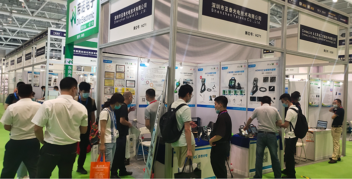 亞泰光電展臺前工作人員與現場觀眾交流、溝通并提供現場咨詢解答