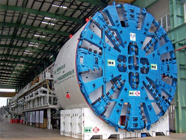 盾構機的了解:盾構機是個高度集成、復雜的系統,也稱挖掘機